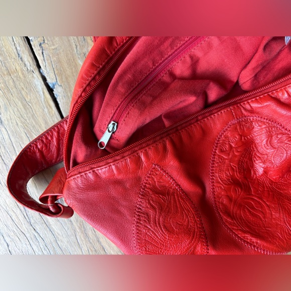 Vintage Embossed Red Leather Shoulder Bag with tassel - Picture 13 of 14
